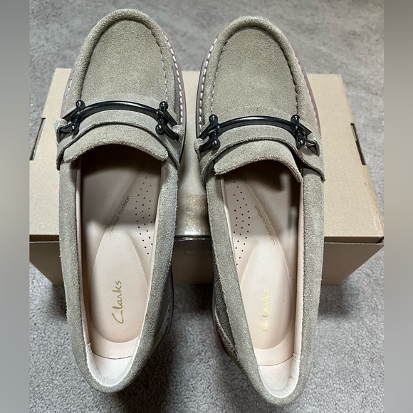 Clarks Women’s size 7 flat/loafer, tan suede, worn once - Picture 4 of 7